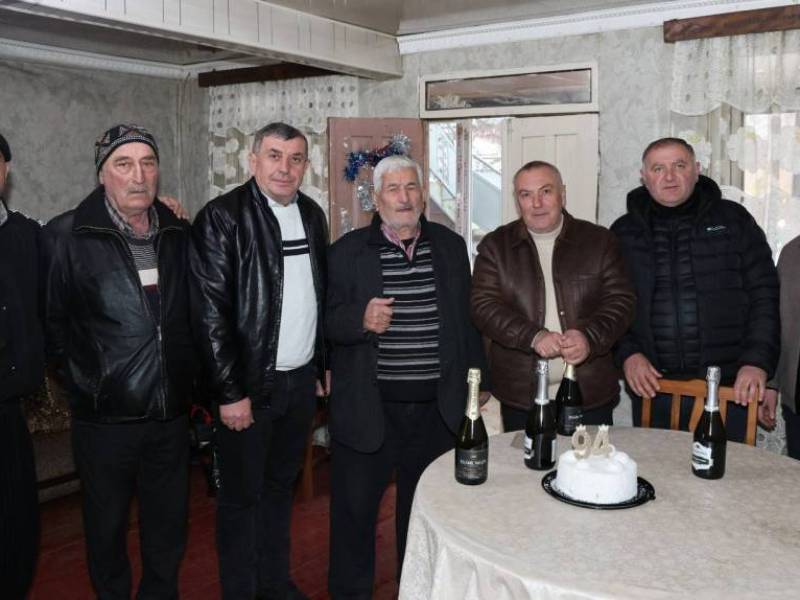 ცაგერის მუნიციპალიტეტის მერმა ჭაბუკი ჭაბუკიანმა, პირველ მოადგილე რევაზ ახვლედიანთან ერთად, სოფელ ჩქუმში უხუცეს შოთა სვანიძეს დაბადების დღე მიულოცა